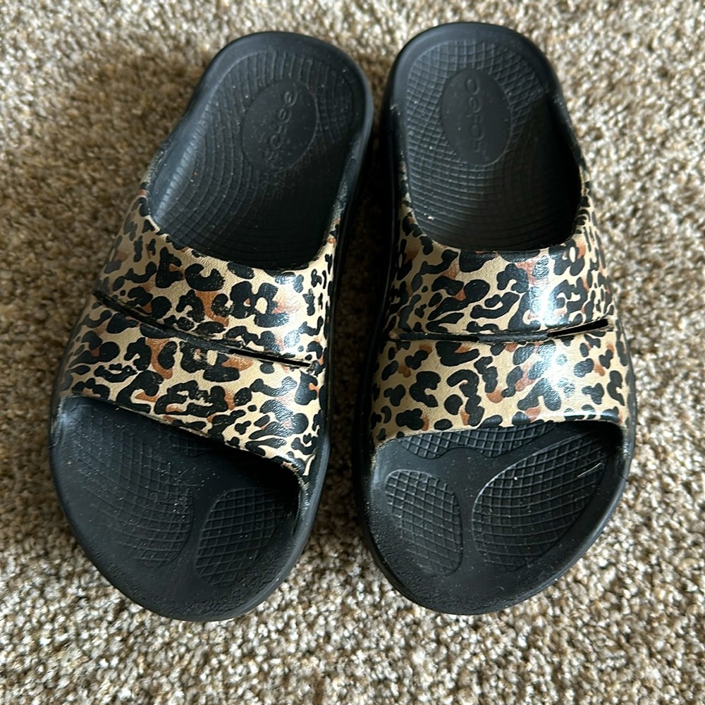 Gently worn size 4/5 OOFOS slides.